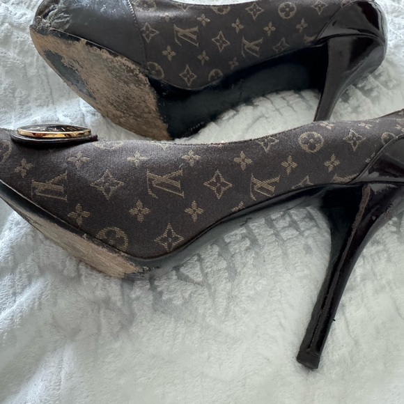 LOUIS VUITTON SHOES , GENTLY USED - Picture 2 of 6